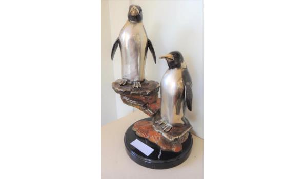 Bronzenbeeld “Pinguins op rots” . Speciaal gepatineerde Pinguins  op natuurstenen sokkel. Afm H. 62  Br. 45 D 36